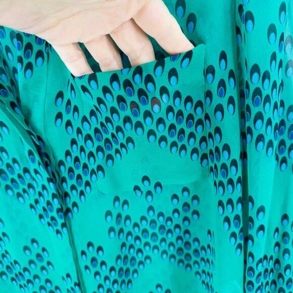 Diane von Furstenberg 100% Silk Blouse Size M Green Navy Chevron Print Top - Picture 8 of 9